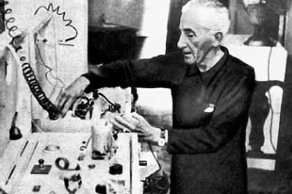 Se cree que cursó el secundario en el Colegio Nacional de Buenos Aires y luego partió rumbo a Italia a estudiar geofísica a la Universidad de Milán