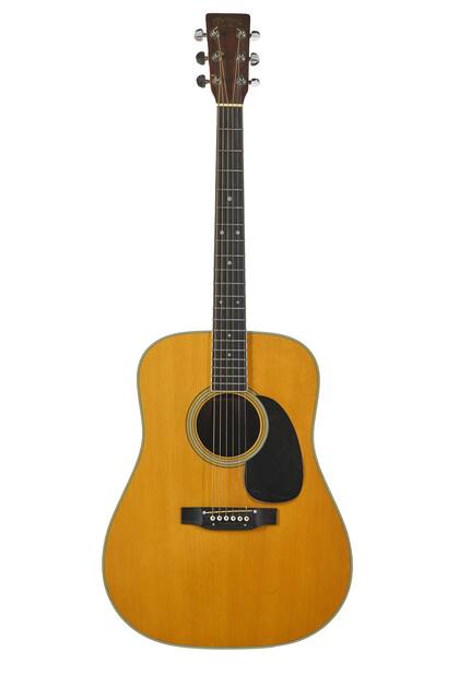 Se cree que el líder de Queen usó esta guitarra Martin D-35 de 1975 para componer “Crazy Little Thing Called Love”, en 1979. En la venta su precio podría llegar a 65.000 dólares.