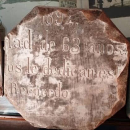 Se cree que el marmolero que realizó la vereda del Museo Histórico Sarmiento adquirió el mármol de lápidas de cementerios que dejaron de funcionar en Buenos Aires en la segunda mitad del siglo XIX