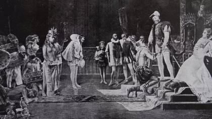 Se cree que Hernán Cortés (en la ilustración, arrodillado frente al rey Carlos I) le hizo llegar al monarca español el penacho de Moctezuma.