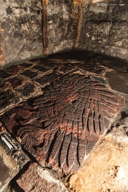 Se cree que los trabajadores de la construcción cubrieron la escultura del águila con un segundo piso construido sobre el templo anterior y por eso permaneció oculto Foto: INAH México