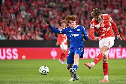 ¿Se cruzarán en el Mundial? Valentín Barco no llega a tapar un remate de Stefan Posch, que marcó un gol; en otra acción, el argentino dejó sentado al austríaco con una gambeta.