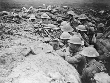 Se cuenta que Hernández ofreció su vida a Dios a cambio de que cesara la Primera Guerra Mundial y justo un día después de que el conflicto terminó formalmente, él murió en un accidente automovilístico.