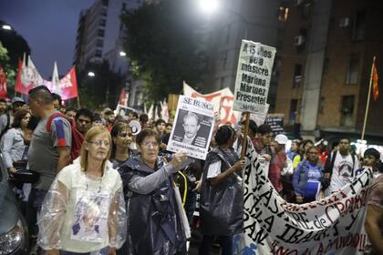 Se cumplen 15 años de la tragedia de Cromañón, y varias personas se acercan a lugar para recordar a las víctimas