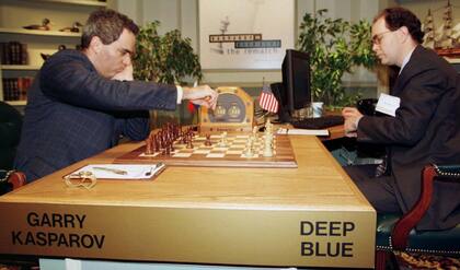 Garry Kasparov, enorme gran maestro de la historia, y el único caso de un "amateur" que no ama el juego: una computadora, en este caso, Deep Blue, que lo derrotó en 1997.