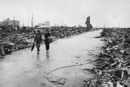 Dos personas caminan por las calles de una ciudad que ya no existe