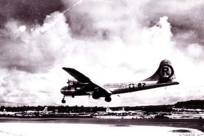 El Boeing B-29 Superfortress Enola Gay aterriza en la base aérea de Tinian en las Islas Marianas después de la misión de bombardeo atómico en Hiroshima