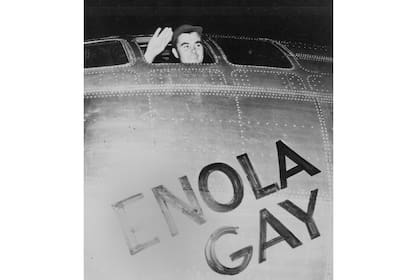 El coronel Paul Tibbets, piloto del Enola Gay, el avión que arrojó la bomba atómica sobre Hiroshima, saluda desde su cabina antes del despegue desde Tinian el 6 de agosto de 1945