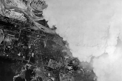 Vista aérea de la ciudad de Hiroshima cuando aun estaba cubierta por el humo que produjo la explosión