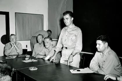 El Coronel Paul W. Tibbets, piloto del B-29 Enola Gay que arrojó la bomba atómica sobre Hiroshima, describe el vuelo durante una conferencia de prensa en Strategic Cuartel general de la Fuerza Aérea en Guam, un día después del bombardeo atómico