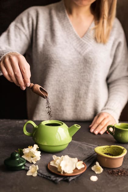 Se debe agregar una cucharada de té verde por cada taza de agua hirviendo en la tetera y tras 3-4 minutos, se sirve