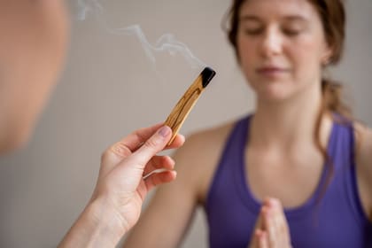 Se debe esparcir el humo en el ambiente que quiera purificar y dejarlo encendido en un recipiente con el fin de que se apague solo