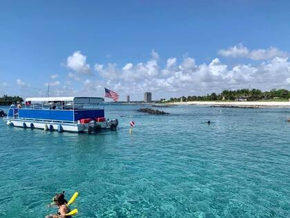 Se debe llegar a la isla en barco y hay empresas locales que prestan el servicio por un pago de entre US$20 y US$25 por persona