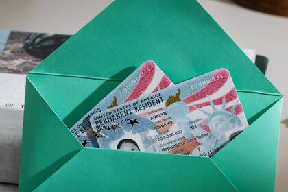 Se debe renovar la green card con validez de 10 años si ha caducado o caducará dentro de los próximos seis meses