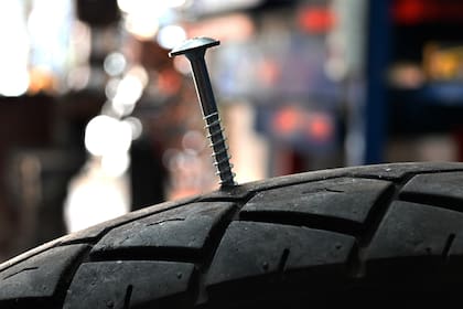 Se debe revisar el dibujo del neumático y el desgaste para saber cuándo cambiarlas