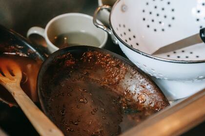 Se debe tener cuidado con los restos de comida al lavar los platos