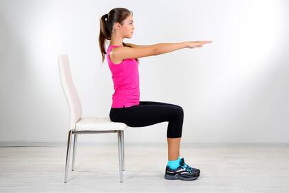 Se debe ubicar la silla sobre una superficie resistente y sentarse con los pies en ancho de caderas