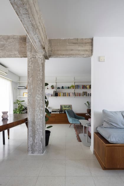 Se decidió dejar el hormigón a la vista, respetando lo anterior.