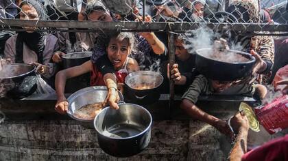 Se depositan alimentos en las fronteras pero no se permite su entrada pese a que la población de Gaza se muere de hambre.