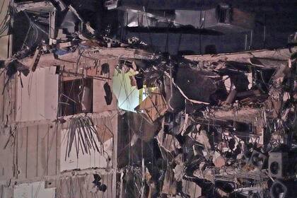 Se derrumbó un edificio en Miami y cientos de bomberos buscan a los sobrevivientes