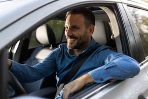 La psicología dice que las personas que manejan con el codo por fuera del auto son demasiado confiados para manejar