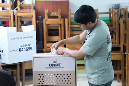 Se desarrollan las elecciones presidenciales peruanas en los locales donde no se pudo votar durante el domingo