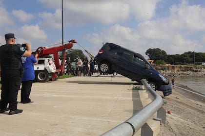 Se desarrolló un rápido operativo para retirar el vehículo del agua