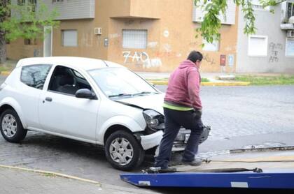 se descompensó mientras manejaba, perdió el control del auto y chocó contra una casa