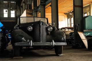Encontraron un extraño museo oculto y abandonado repleto de autos clásicos