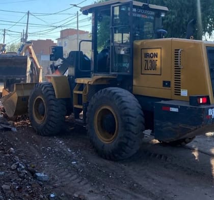 Se desplegó un extenso operativo en la zona donde removieron los escombros con dos retroexcavadoras y dos bocats