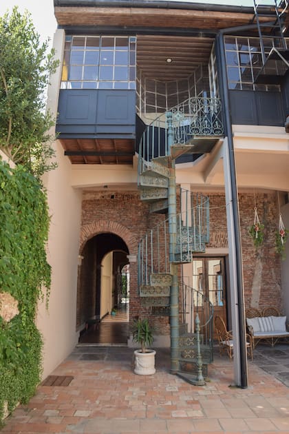 Se destacan las amplias galerías con arcos y puertas de hierro forjado, además de una escalera caracol que sube desde el patio a un entrepiso.