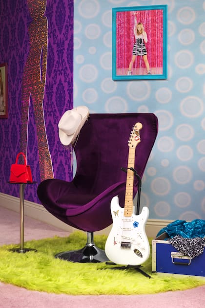 Se detallan 58 servicios incluidos, entre ellos jacuzzi, fogonero, equipamiento de playa y gimnasio