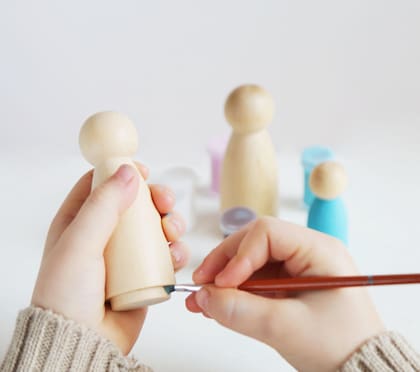 Se dice que cuantas menos cosas hace un juguete, más hace la imaginación del niño. Eso sucede con los productos de Pegland.