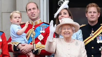 Se dice que el príncipe William quería que su hijo disfrutara de unos años de relativa normalidad antes de que le dijeran su futuro