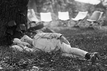 "Se dice que Thomas Edison duerme solo cuatro horas por noche", decía la leyenda publicada con esta foto en 1921. "Eso puede ser cierto, pero ahora sabemos que también duerme durante el día"