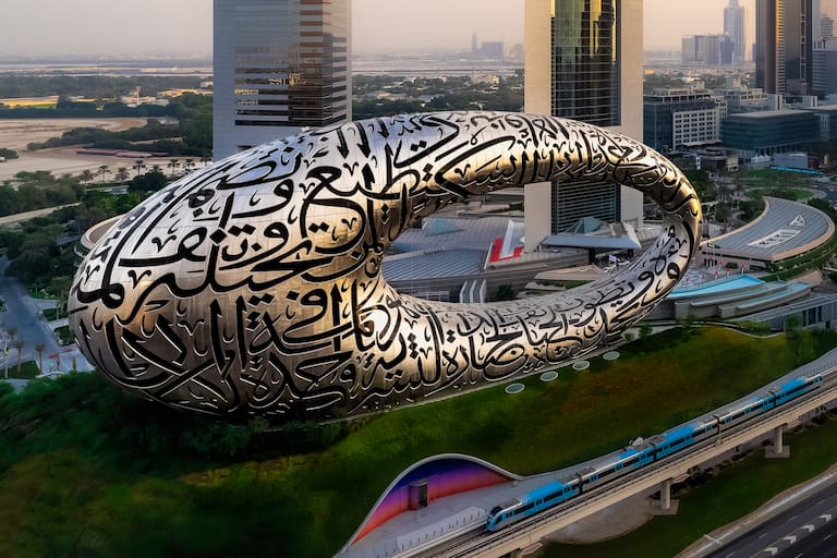 Cómo es el espectacular edificio del Museo del Futuro que se inauguró en Dubái - LA NACION