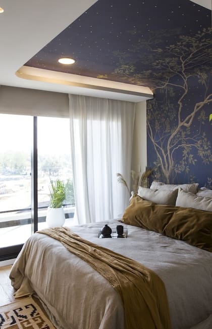 Se diseñó especialmente el empapelado texturado en tonos azules y tierra. “Al caer la noche y encender las luces, pueden sentir que están durmiendo literalmente a la luz de la Luna”, señala Laly.
