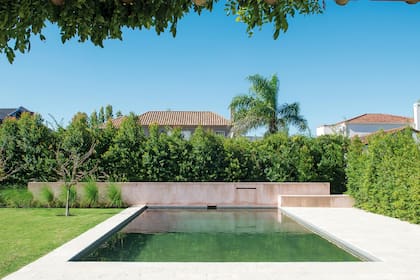 Se diseñó un murete con una caída de agua hacia la pileta