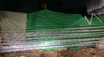 Se dispuso el cierre del perímetro con lonas y cintas de peligro, y durante la noche el área permaneció custodiada por la Patrulla Municipal de San Isidro