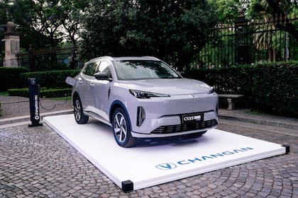 Se distingue por su silueta moderna y proporciones equilibradas que transmiten dinamismo y elegancia.