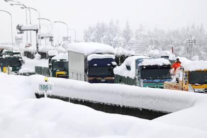 Se distribuyeron alimentos, combustible y mantas a los conductores.