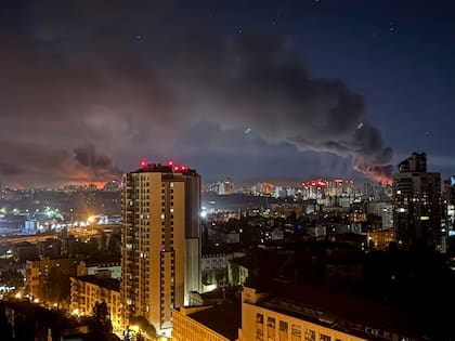 Se eleva humo tras un ataque ruso en Kiev, Ucrania, el viernes 4 de julio de 2025. (Foto AP/Yehor Konovalov)