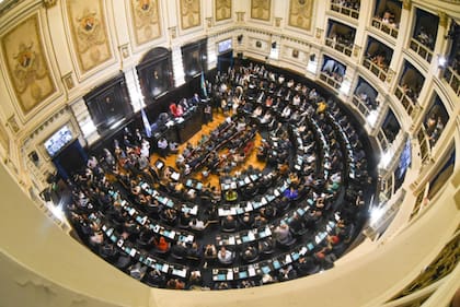 Se eligen 23 senadores provinciales titulares y 46 diputados provinciales titulares