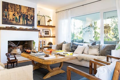 Mesa baja restaurada. Sillón con almohadones (Everything). Manta (Carol Mihanovich). Sillón con almohadones teñidos (Rosario Solano). Sillones individuales tapizados en tusor gris. Alfombras (Rugit).