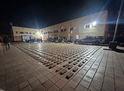 Se encontraron 75 bultos con 1690 paquetes rectangulares que contenían un total de 1499 kilos de cannabis sativa