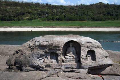 Se encontraron estatuas de 6 siglos de antigüedad por la bajante del río Yangtze por la sequía en China