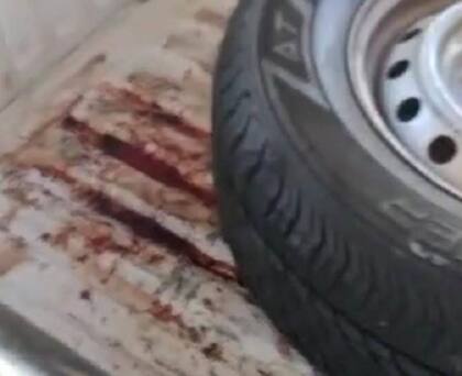 Se encontraron rastros de sangre en el móvil policial, según informó el diario Época