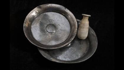 Se encontraron “unos platos de plata que se usaban en los rituales religiosos y funerarios, además de un puño de piedra caliza y una tetera de bronce en forma de pato”.
Foto: Christoph Gerigk/Franck Goddio/Hilti Foundation