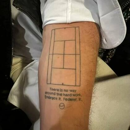 Se encontró con Federer en un restaurante y le mostró el tatuaje que se hizo en su honor.