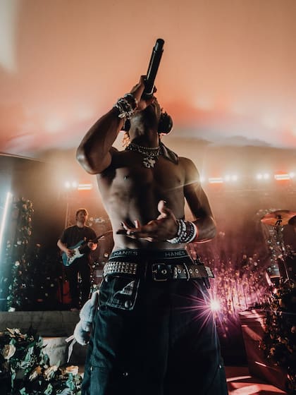 Se encuentra de gira mundial hace un mes